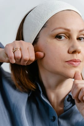 woman with facial conturing
